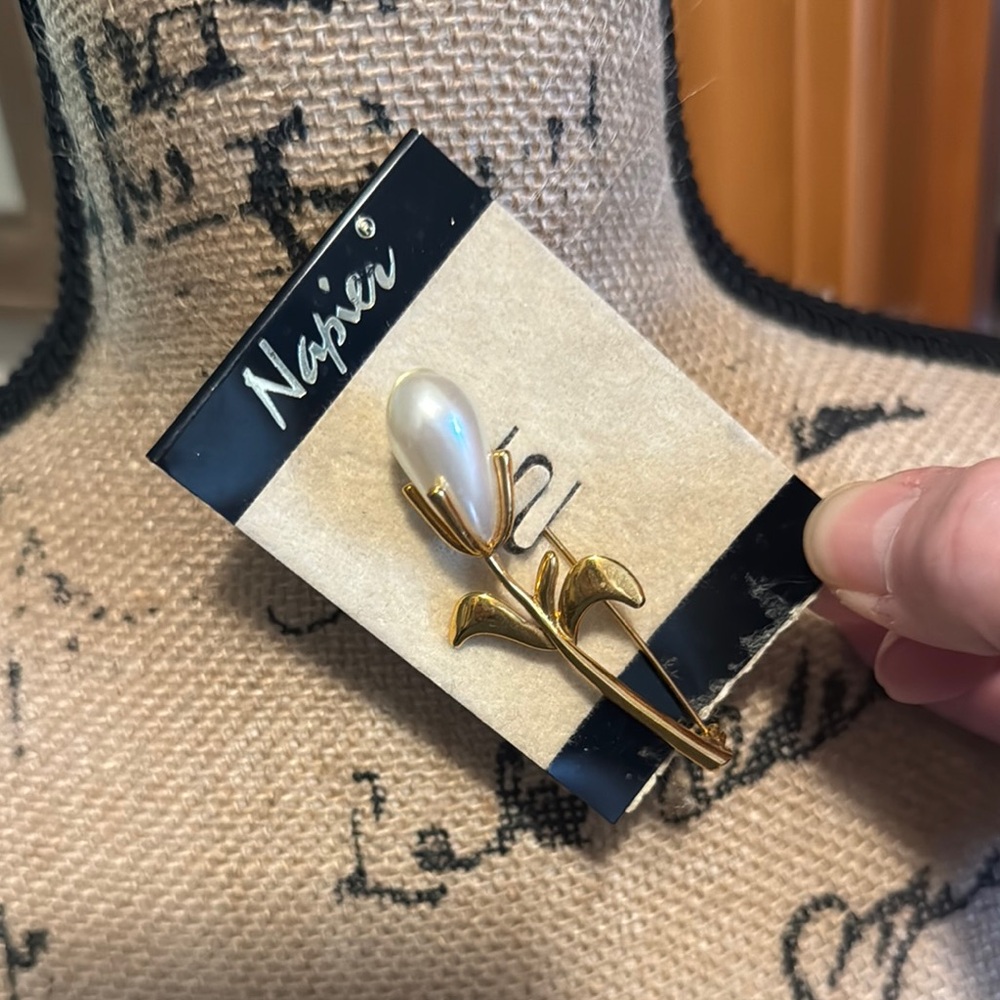 $5 bundled - 🆕 Napier Gold and Pearl Brooch